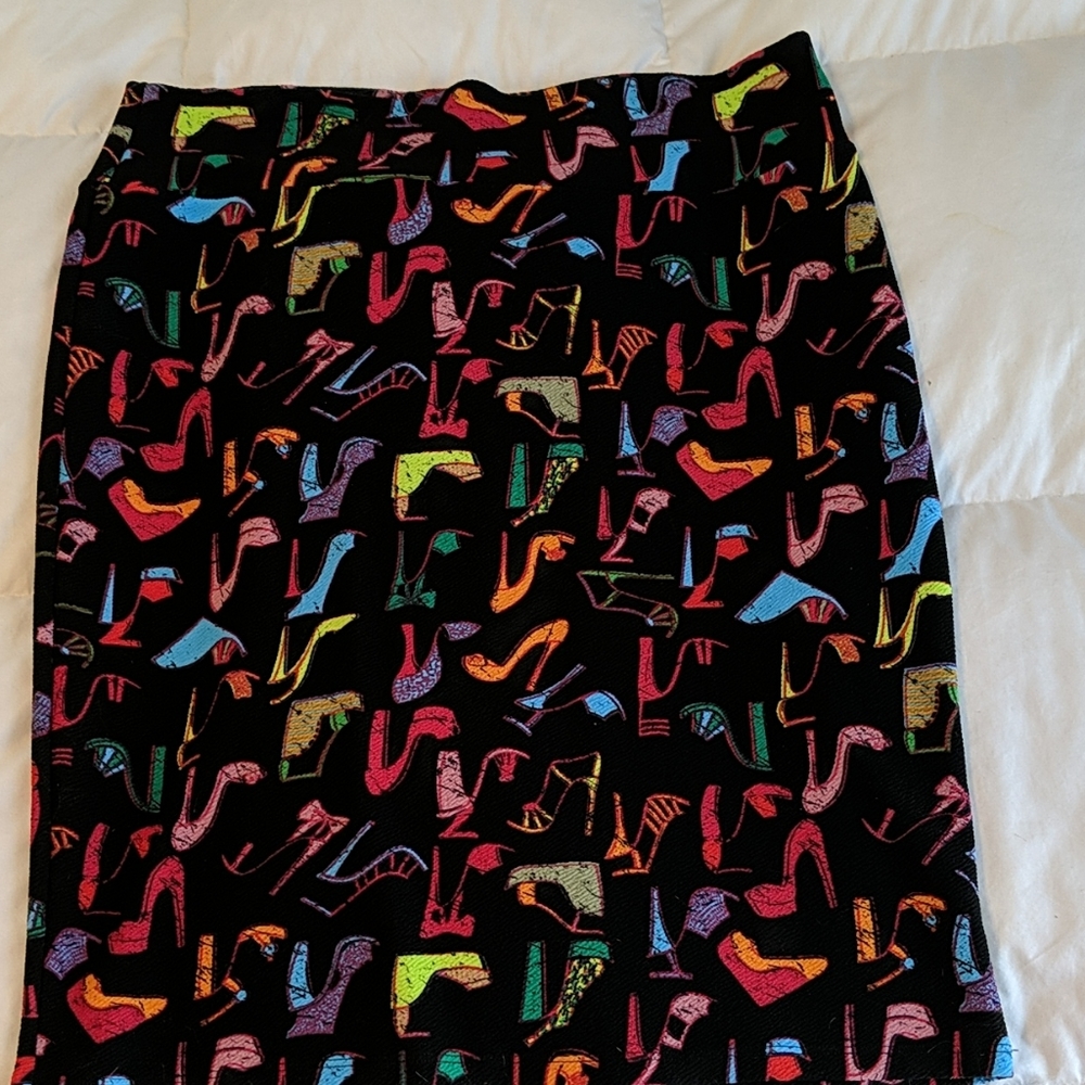 Fitted skirt with high heel shoe pattern